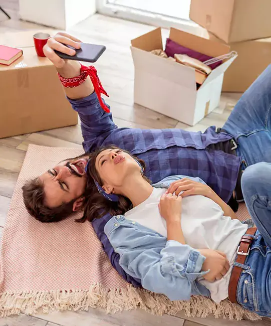 Selidba momak i devojka prave selfy na podu